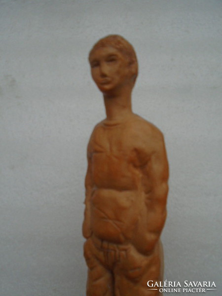 TERRAKOTTA FOCISTÁT ÁBRÁZOLÓ KERÁMIA FIGURA TALÁN (GROSICS ) 22 CM MAGAS