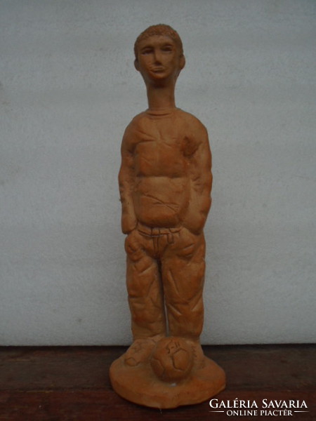 TERRAKOTTA FOCISTÁT ÁBRÁZOLÓ KERÁMIA FIGURA TALÁN (GROSICS ) 22 CM MAGAS
