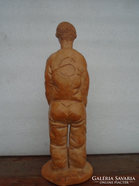 TERRAKOTTA FOCISTÁT ÁBRÁZOLÓ KERÁMIA FIGURA TALÁN (GROSICS ) 22 CM MAGAS