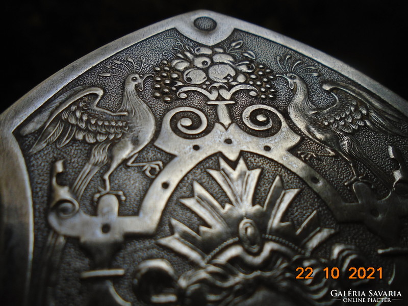 Empire gazdag mintavilággal,egyedi formával különleges ezüstözött tortalapát