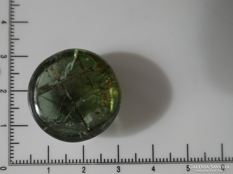 Természetes képződésű csillámos zárványokkal nőtt Apatit ásvány, csiszolt marokkő. 13 gramm