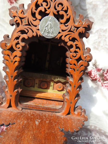 Falra akasztható szecessziós fa templom makett oltárral, réz elemekkel és ezüst éremmel
