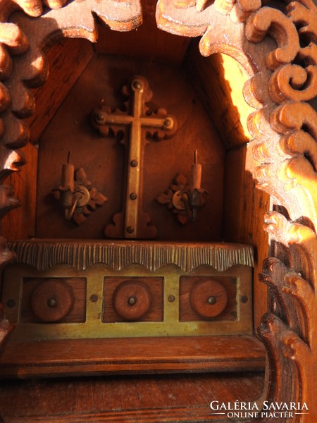 Falra akasztható szecessziós fa templom makett oltárral, réz elemekkel és ezüst éremmel