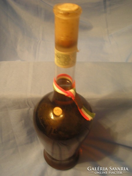 U12 wine specialty collection with wax seal, national color ribbon + glass bunch of grapes inside