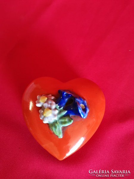 Hearts bonbonier with plastic flower decoration!