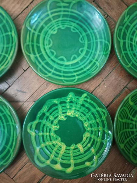 Hat darab gyönyörű zöld kerámia kistányér