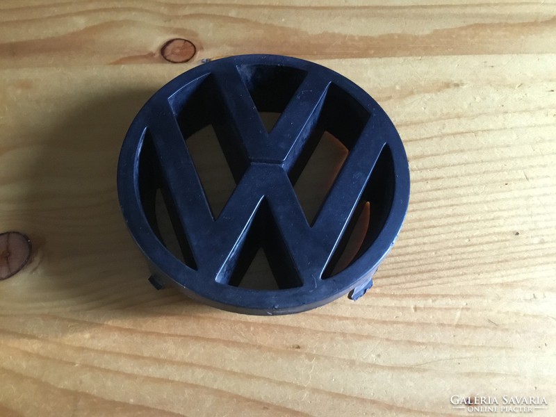 VW GOLF 3 hűtőrács műanyag embléma.