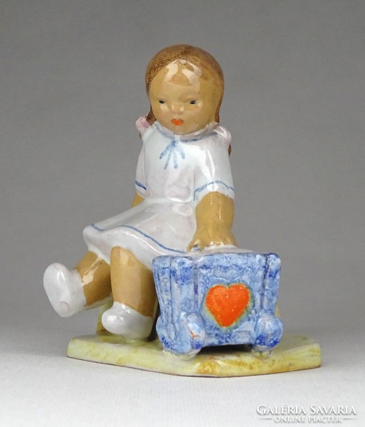 1G330 Babát ringató jelzett kislány kerámia figura