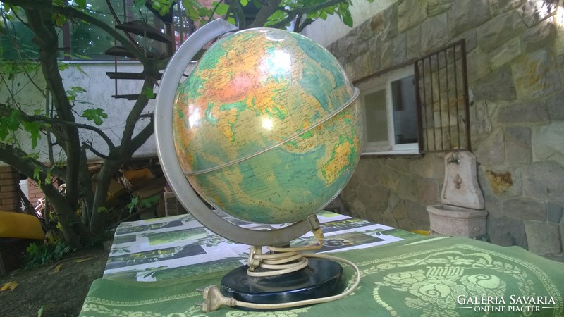 Retro illuminated globe