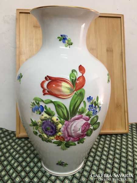 Vase with a huge floral pattern in Herend
