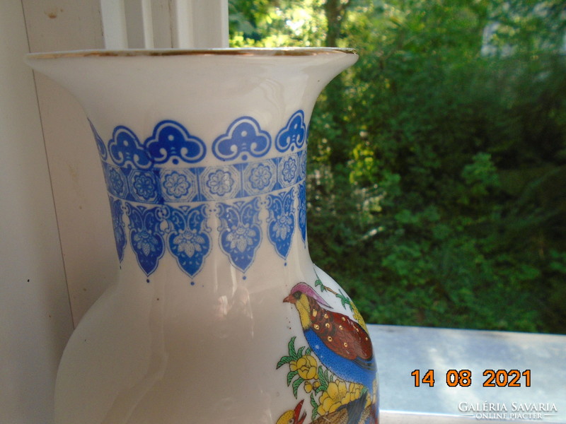 Golden contoured bird with floral pattern in Chinese vase
