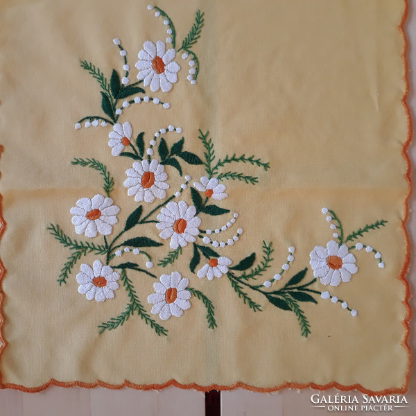 Kézimunka – kézzel hímzett margarétavirágos sárga terítő, asztalközép