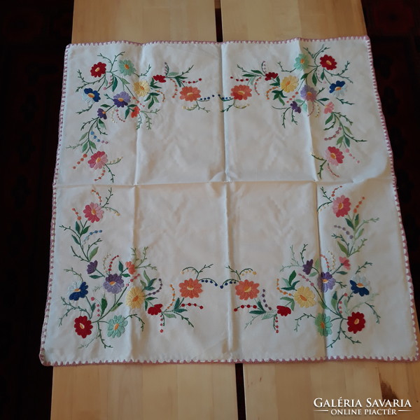 Kézimunka – kézzel hímzett terítő, asztalközép: virágmintás