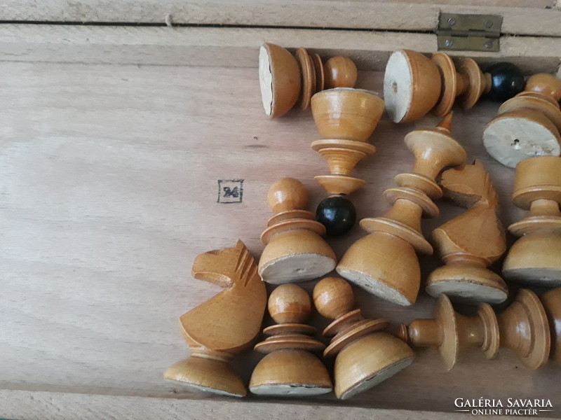 Régi, fa sakk készlet, fa dobozban, faragott sakkfigurákkal. Tábla mérete: 32x32cm.OLCSÓBB!