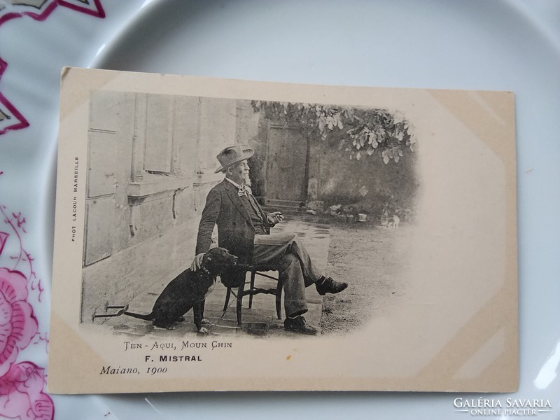 Antik francia hosszúcímzéses képeslap férfi kalapban, kutya F.Mistral Maiano 1900