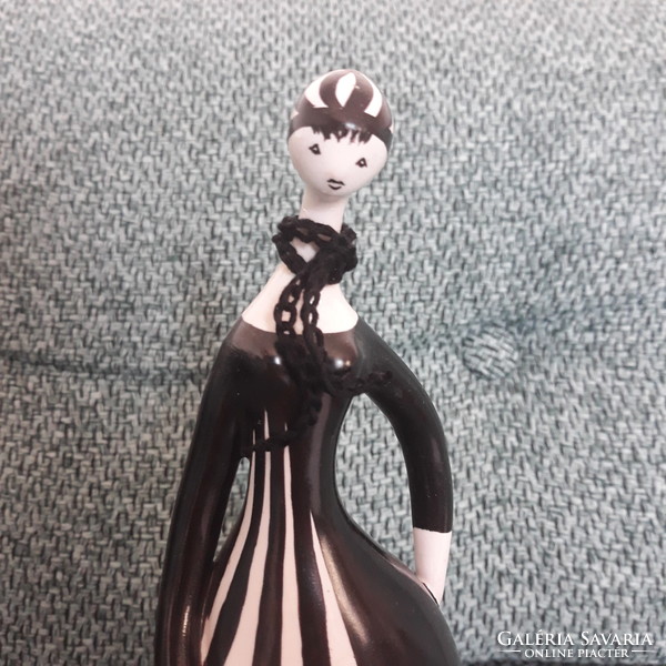 Art deco női figura bodrogkeresztúri fekete-fehér ruhás   (sérült, javított)