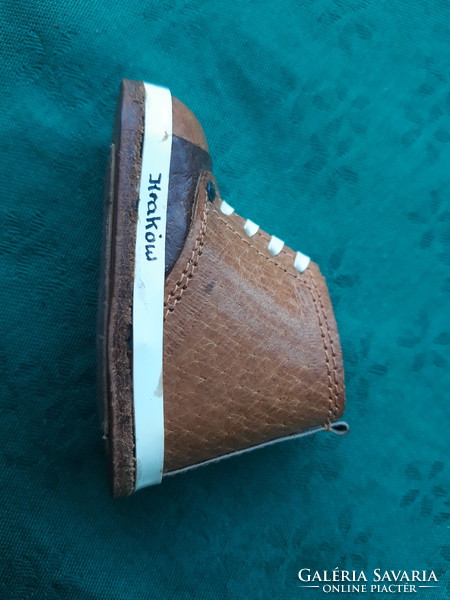 Mini cipő, bőrcipő, Kraków felirattal.