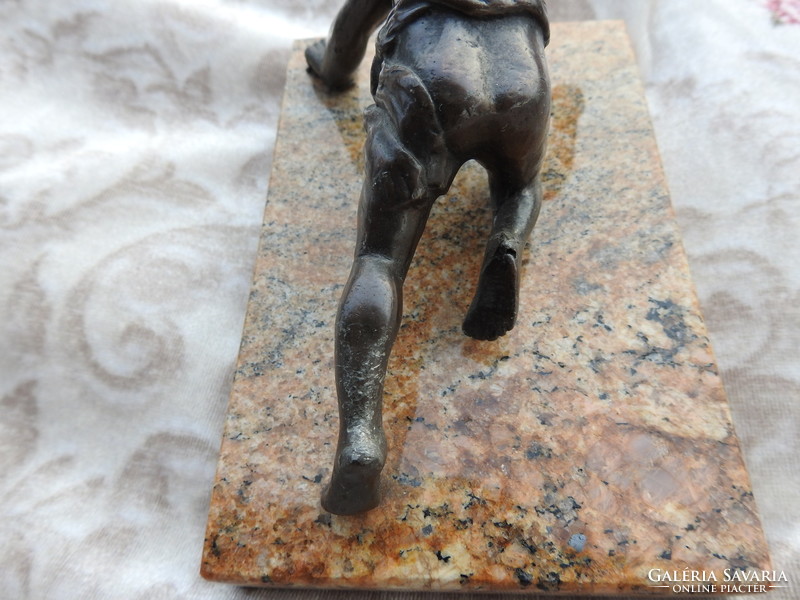 Atléta - bronz szobor márvány talapzaton