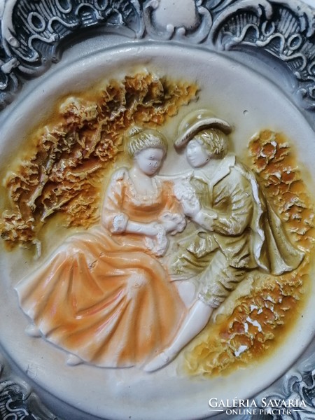 Romantikus jelenetes gipsz fali dísz tányér