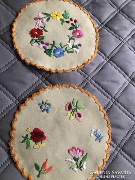 4 pcs hand embroidered on a pale yellow background with a matyo pattern small tablecloth 14 cm