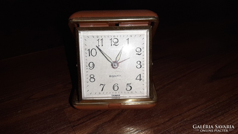 Retro traveling clock