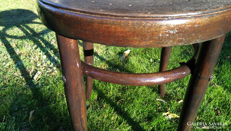 Antik thonet  fa lyukacsos  ülőke , támla nélküli szék