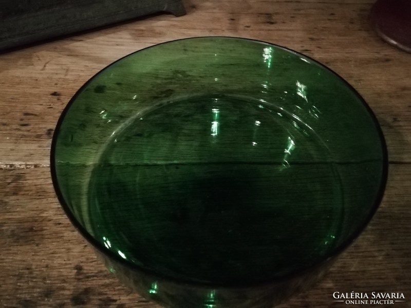 Smaragdzöld fújt üveg kínálótál, domborított fém keretben, 20. sz. eleje