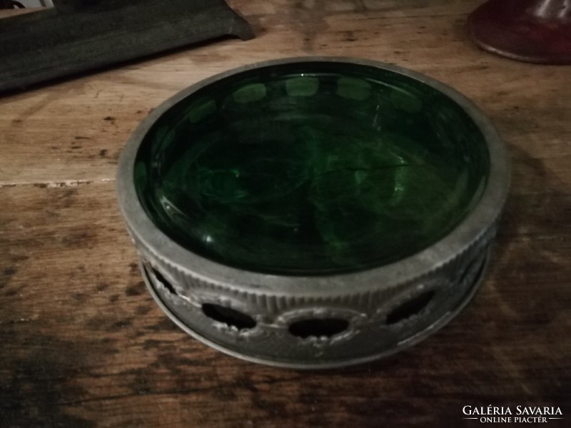 Smaragdzöld fújt üveg kínálótál, domborított fém keretben, 20. sz. eleje