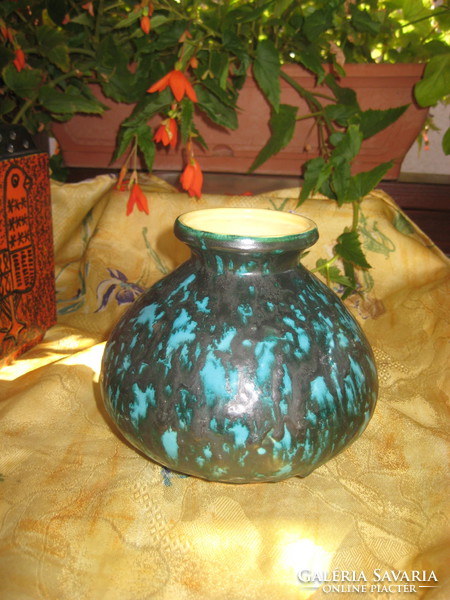 Retro váza   ,  jelzett  , a hatvanas évekből  , 15  x 15  cm