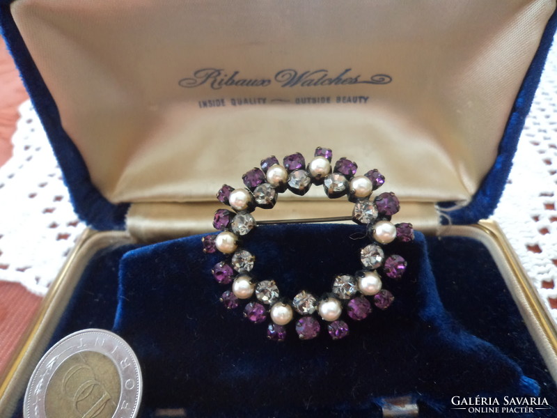 Bizsu bross lila kövekkel és gyöngyökkel  4,3 cm