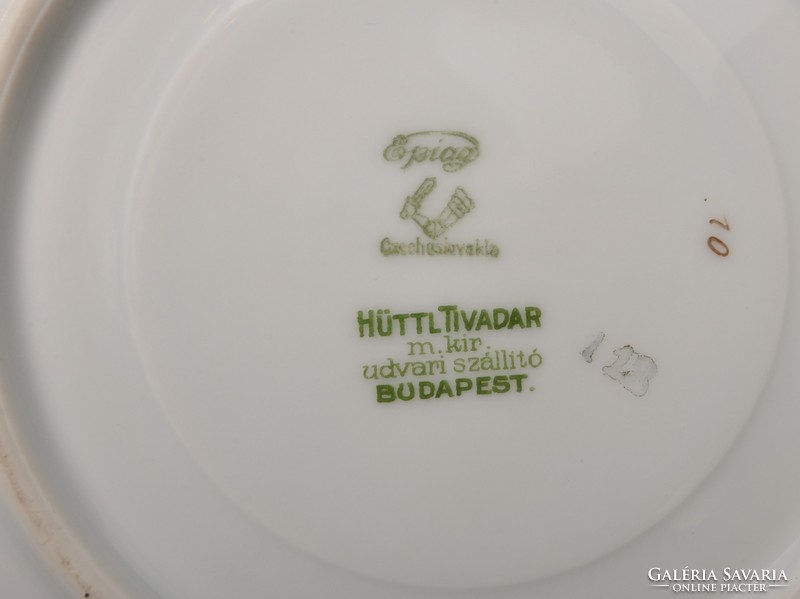 Hüttl Tivadar virágos bordázott süteményes tányérja. 16,3 cm