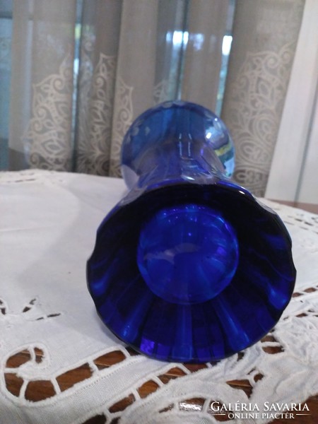 Kék színezett csiszolt üveg váza