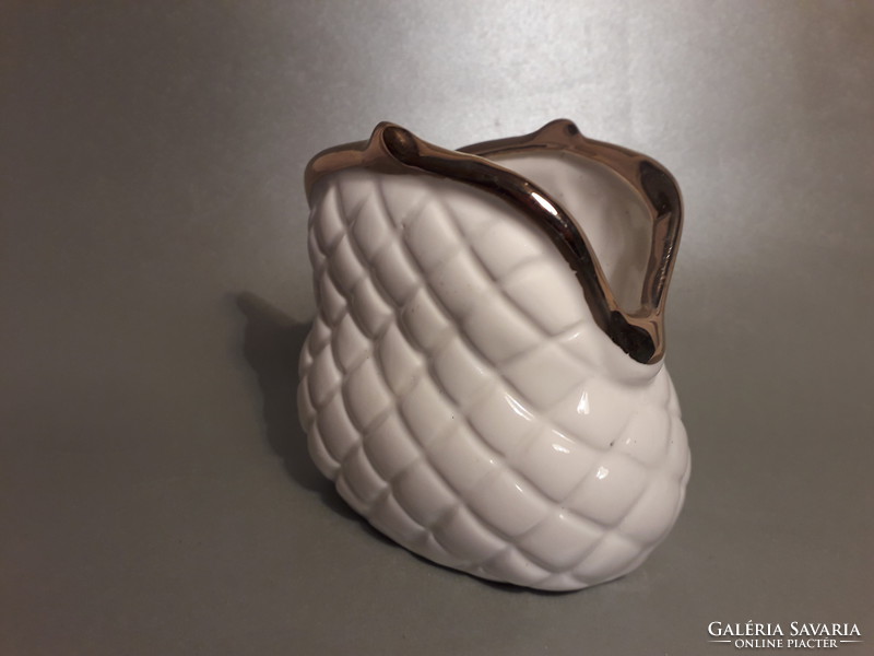 Tavaszi csokor egyedi vázája antik régi arannyal festett fehér porcelán pénztárca forma jelzett váza