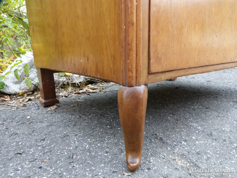 5 Chest of drawers.