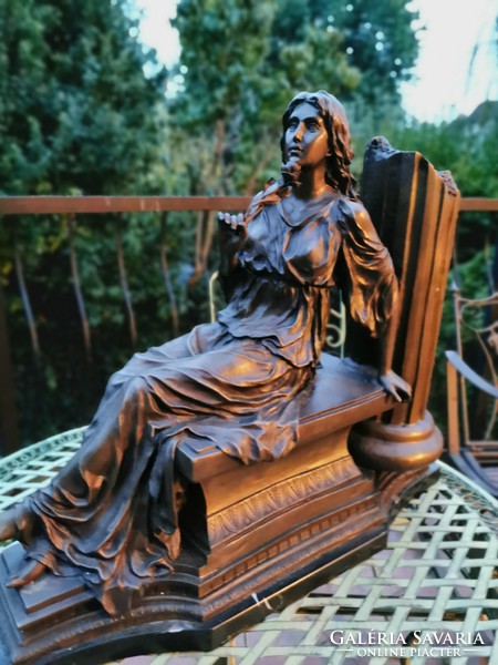 Rózsát kapott a hölgy - monumentális bronz szobor