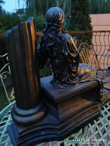 Rózsát kapott a hölgy - monumentális bronz szobor