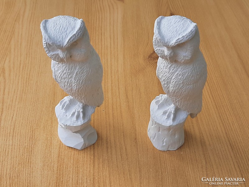 Owl representation on rock and logs (2 plaster sculptures. Gift, ornament, 13.5 cm)