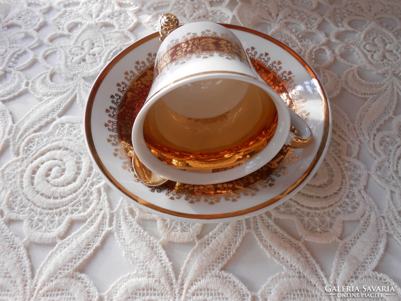 Dúsan aranyozott álomszép porcelán csésze +alátét aranyozott kanállal. Akár ajándéknak is.