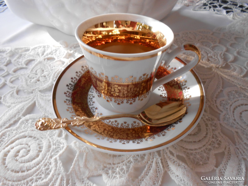 Richly gilded dreamy porcelain cup + placemat with gilded spoon. Even as a gift.