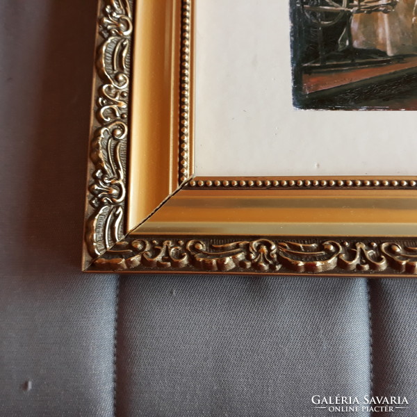 2 gold-plated plastic picture frames