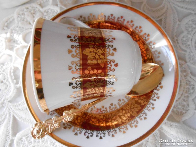 Richly gilded dreamy porcelain cup + placemat with gilded spoon. Even as a gift.