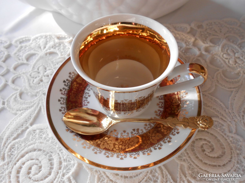 Richly gilded dreamy porcelain cup + placemat with gilded spoon. Even as a gift.