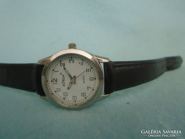 The larger Japanese women’s watch with a clearly visible dial was only tried 3.3 x 2.7 cm