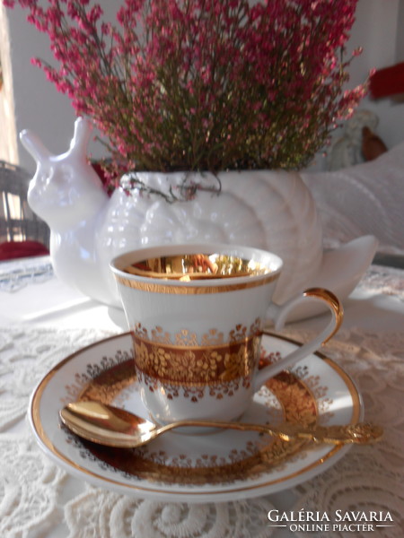 Dúsan aranyozott álomszép porcelán csésze +alátét aranyozott kanállal. Akár ajándéknak is.