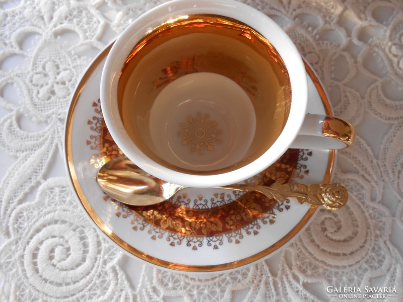 Richly gilded dreamy porcelain cup + placemat with gilded spoon. Even as a gift.