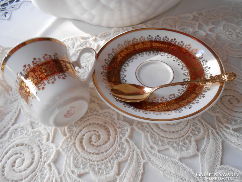 Richly gilded dreamy porcelain cup + placemat with gilded spoon. Even as a gift.