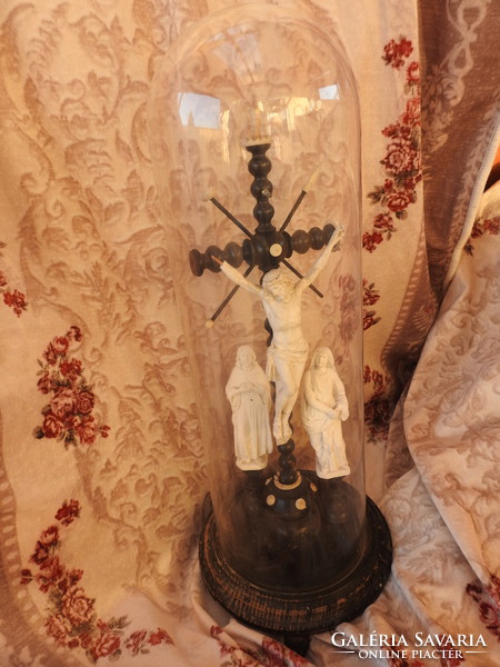 Antik kegytárgy kereszt Jézussal, alatta két szobor, üvegbúra alatt