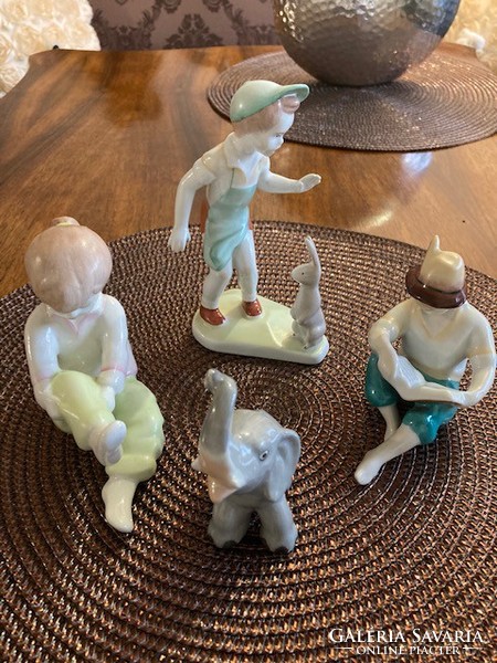 Porcelain figurines in a package