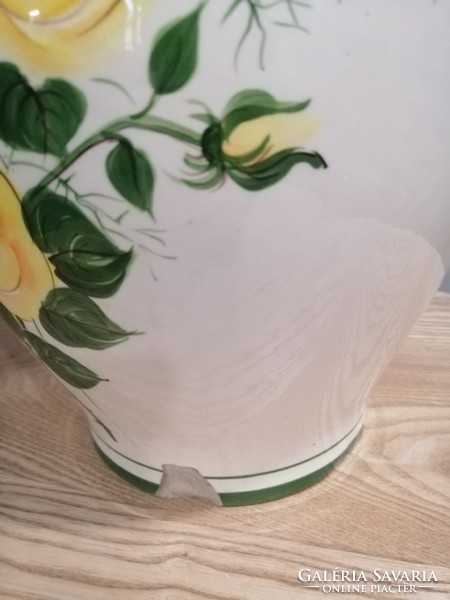 Huge floor vase as shown. Negotiable !!!