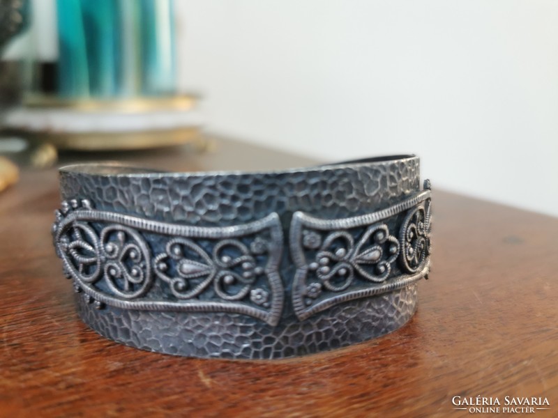 Retro metal bracelet